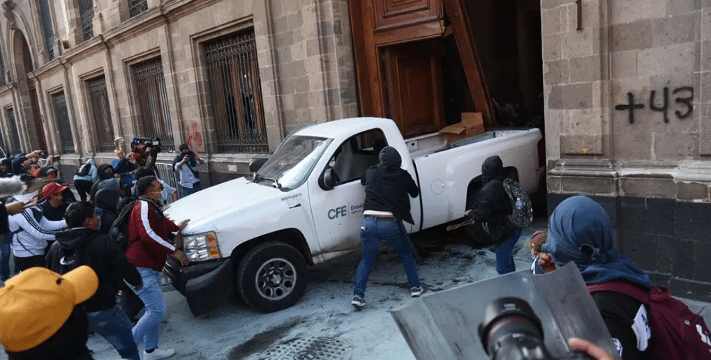 Protesta en Palacio Nacional