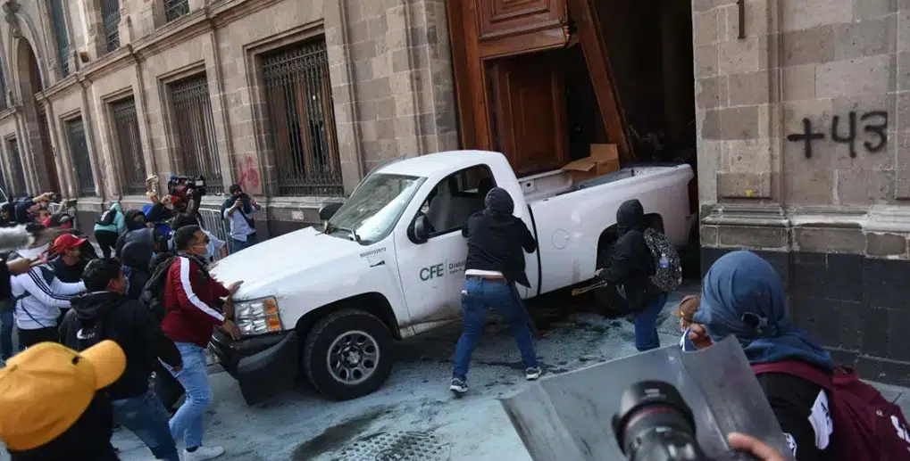 Protesta en Palacio Nacional