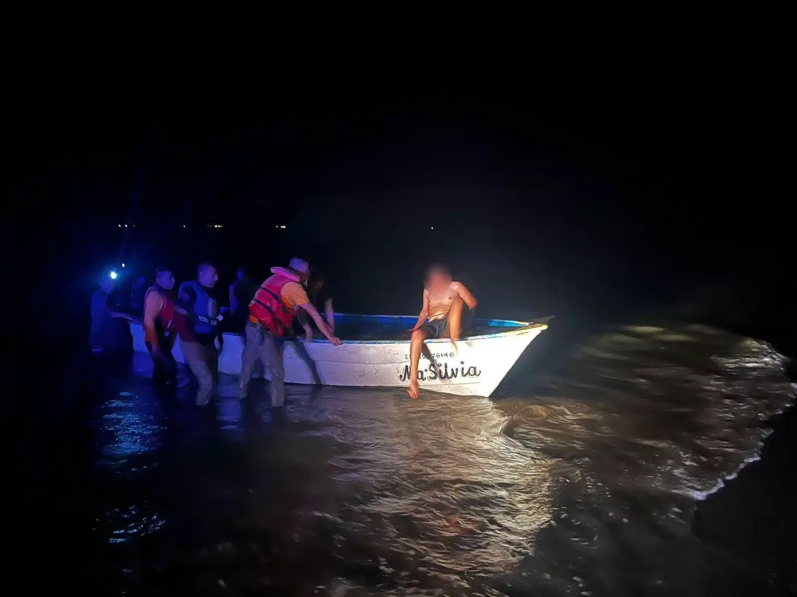 Turistas rescatados tras quedar varados en el mar cuando la lancha que jalaba la banana se quedó sin gasolina en El Maviri