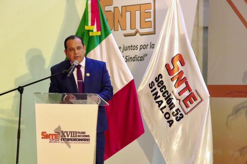 Ricardo Madrid Uriarte, secretario general de la Sección 53 del SNTE, hablando en un evento en Culiacán