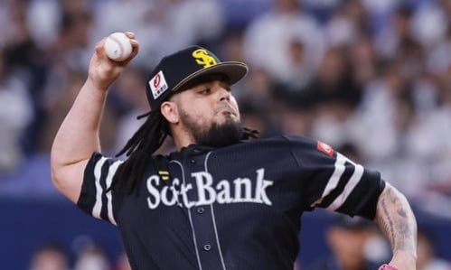 Roberto Osuna lanzando pelota