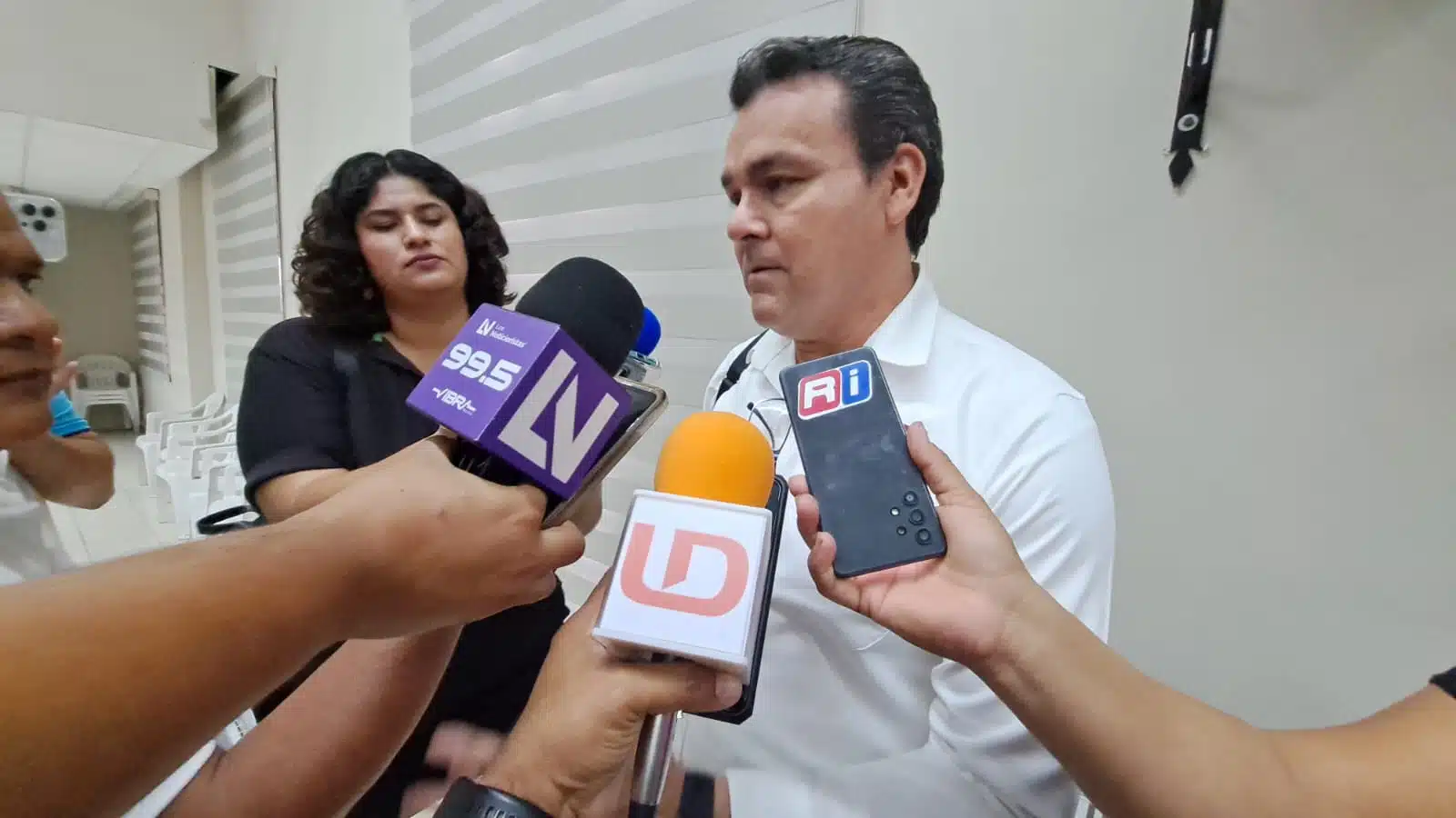 Regidor Roberto Rodríguez Lizárraga en entrevista con los medios de comunicación en Mazatlán
