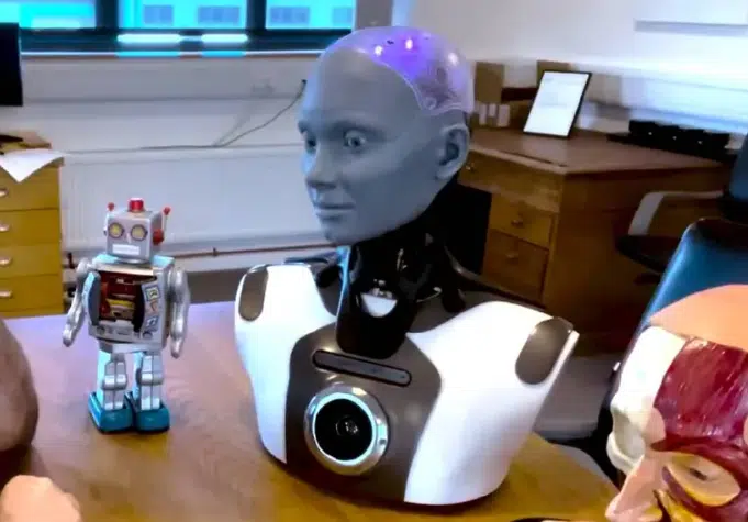 Robot humanoide imita voces de Elon Musk y otros personajes