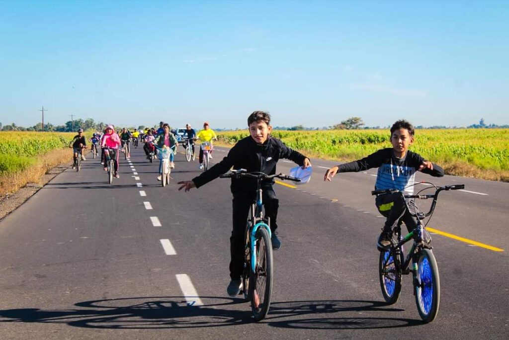 Jóvenes en la Rodada Ciclista de Palos Verdes en Guasave