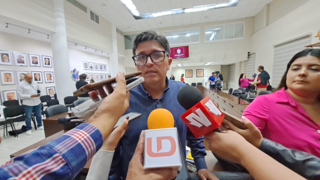 Rogelio Olivas Osuna, oficial del Ayuntamiento de Mazatlán con la prensa sinaloense