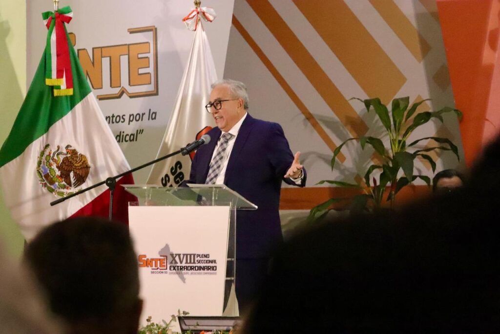 Rubén Rocha Moya, gobernador de Sinaloa, hablando en un evento en Culiacán