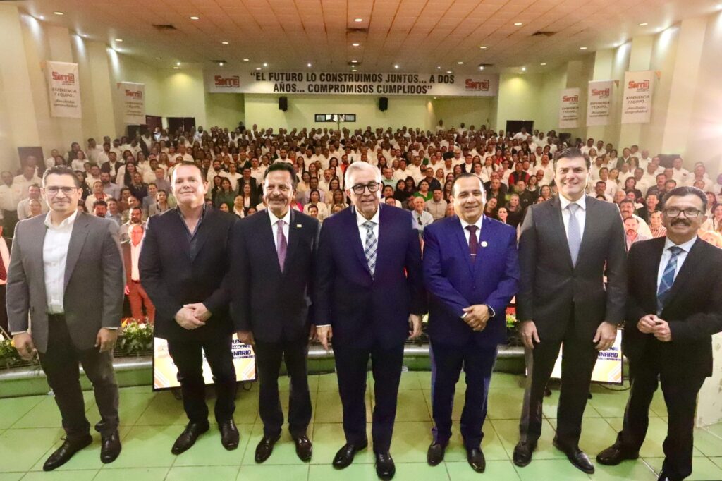 Rubén Rocha Moya junto a más personalidades en un evento del SNTE 53 en Culiacán