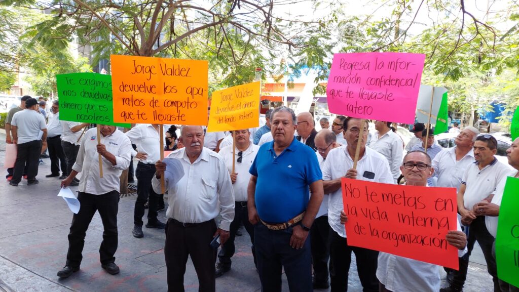 Taxistas se manifiestan afuera de las instalaciones de la Vicefiscalía Regional de Justicia en la zona norte en Los Mochis.