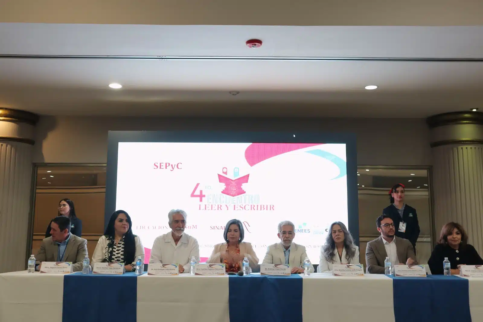 Personas sentadas en la mesa del presidium en el 4to encuentro de “Leer y escribir para formar” en Culiacán