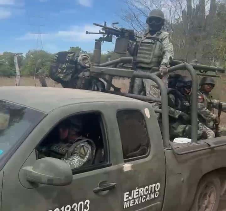 Elementos del Ejército son vistos cerca del lugar del accidente del helicóptero de la Marina 