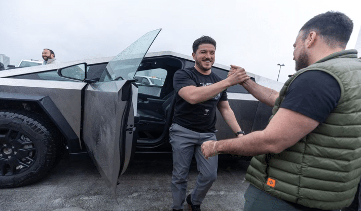 Samuel García presume la primera Cybertruck en México