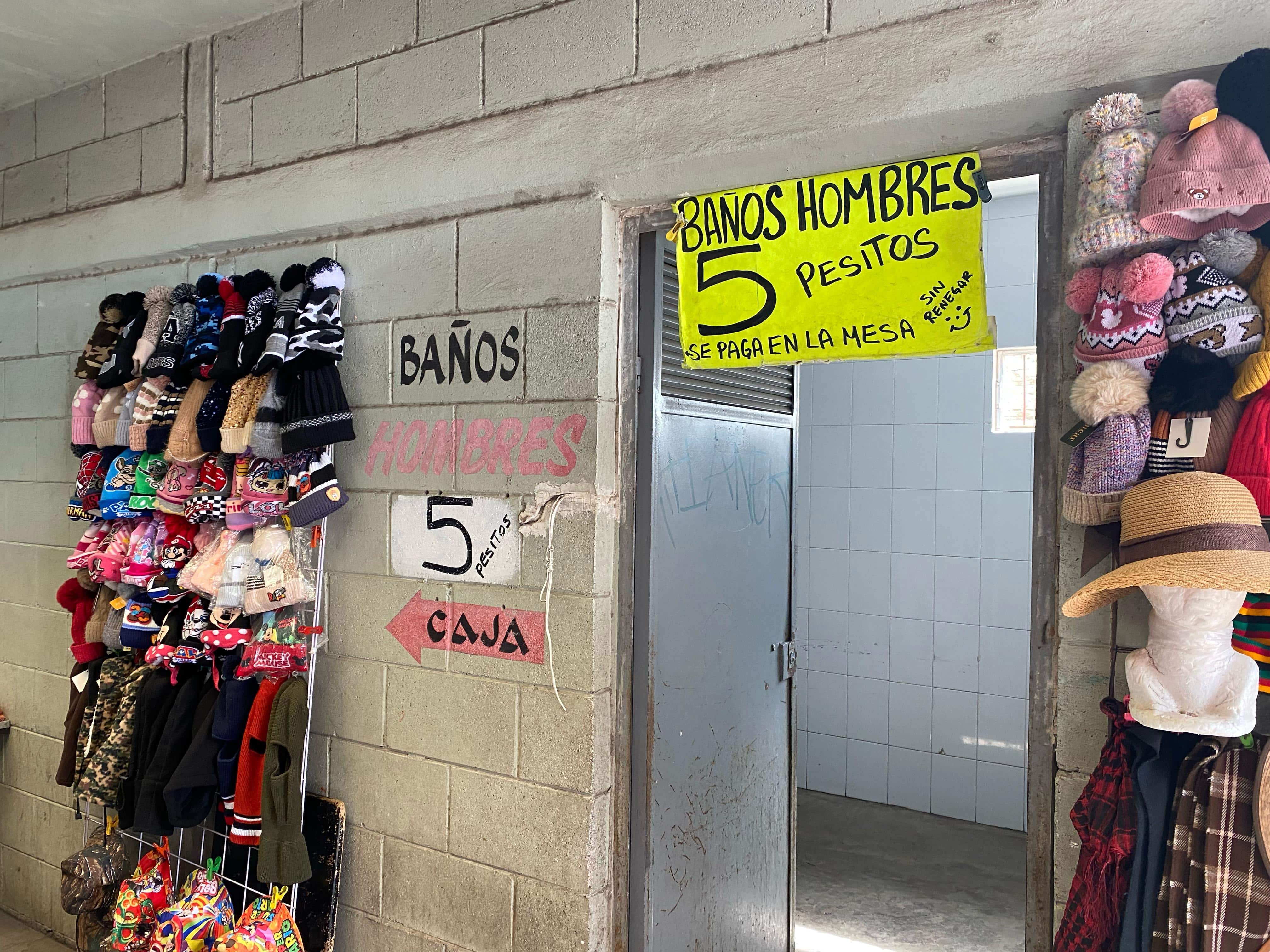 Sanitarios del Mercado Zona 30 Los Mochis donde laboraba Román Quezada Anduaga que fue privado de la libertad en Macoyahui, El Fuerte.