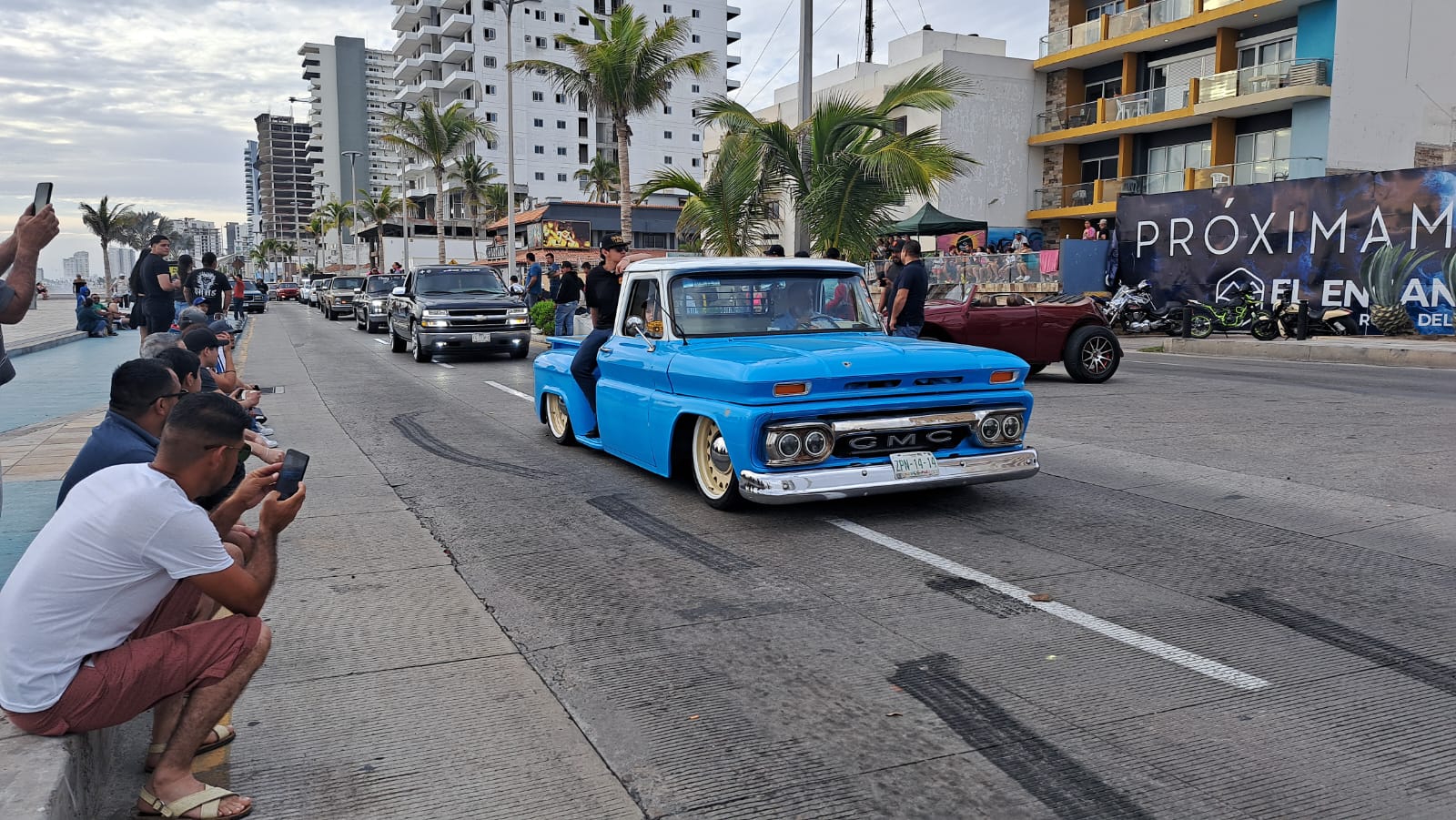 El paseo costero fue tomado por camionetas antiguas, modernas y coloridas.
