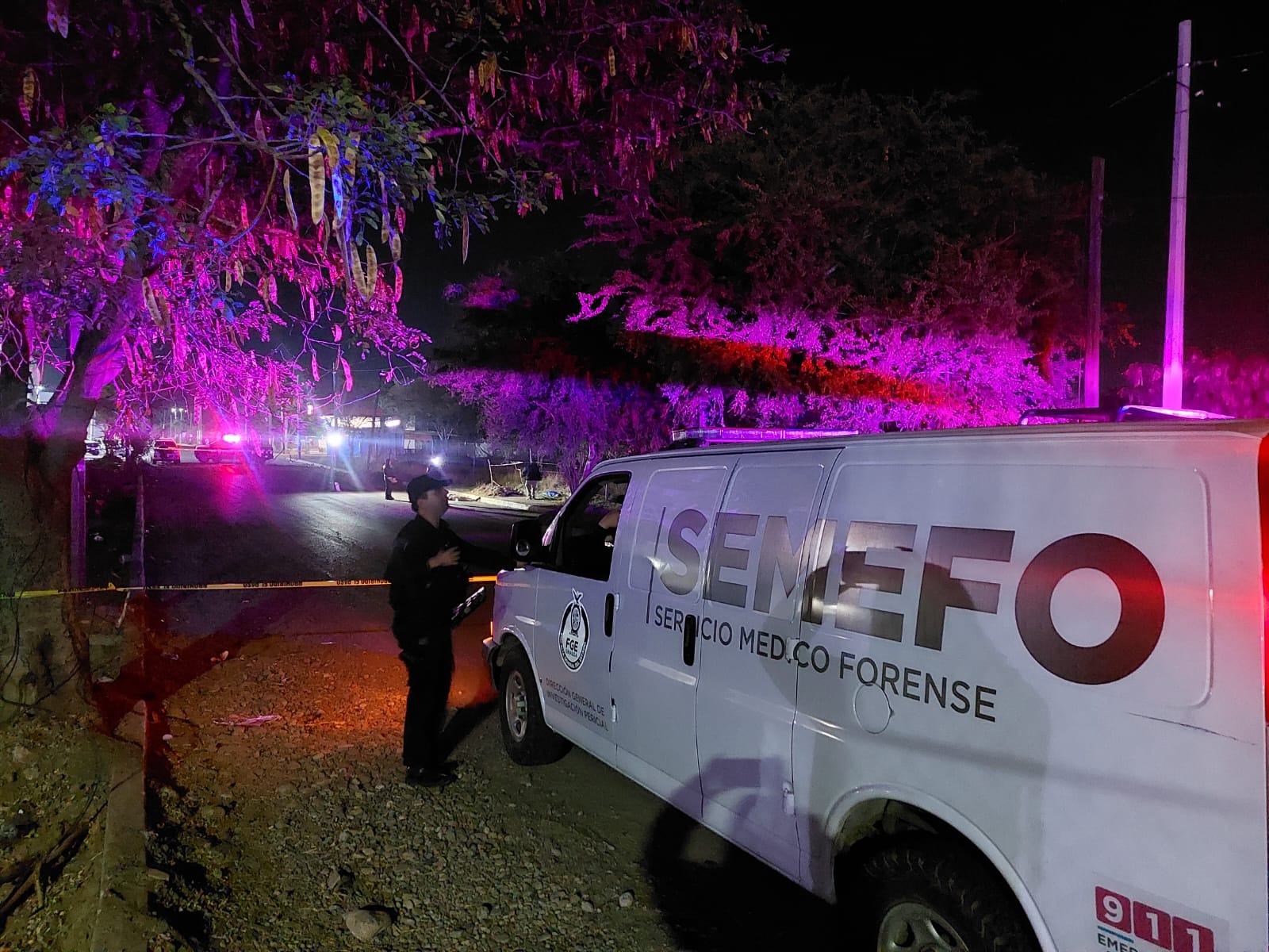 Vehículo del Semefo en una calle en la obscuridad