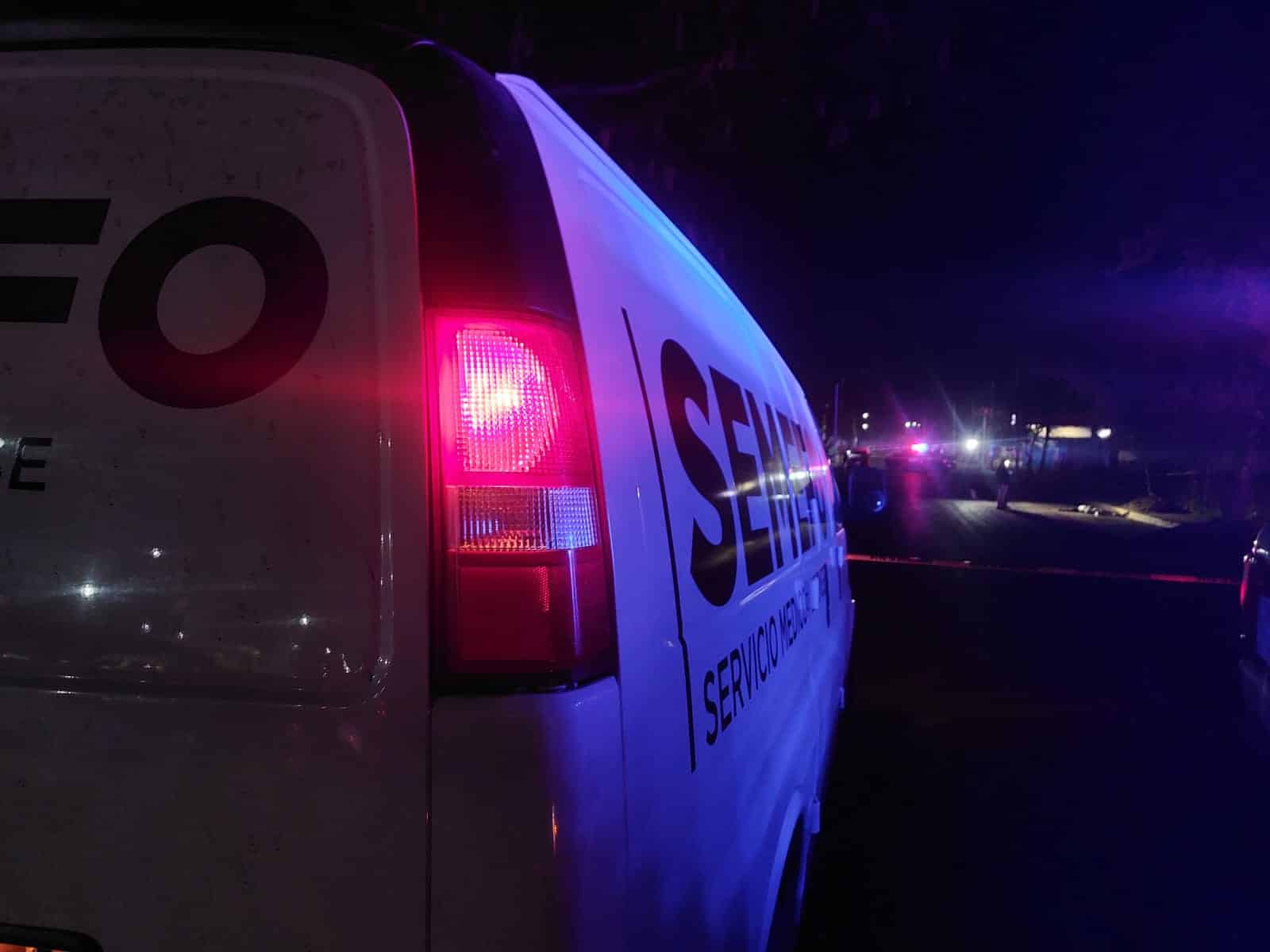 Vehículo del Semefo en una calle en la obscuridad