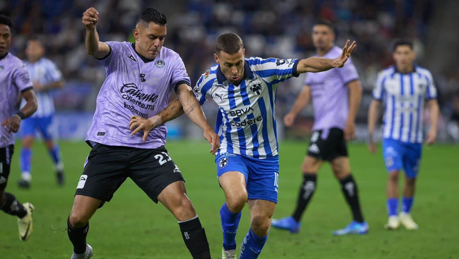 Sergio Adrián Flores de Mazatlán FC y Sergio Canales de Rayados, pelean el balón