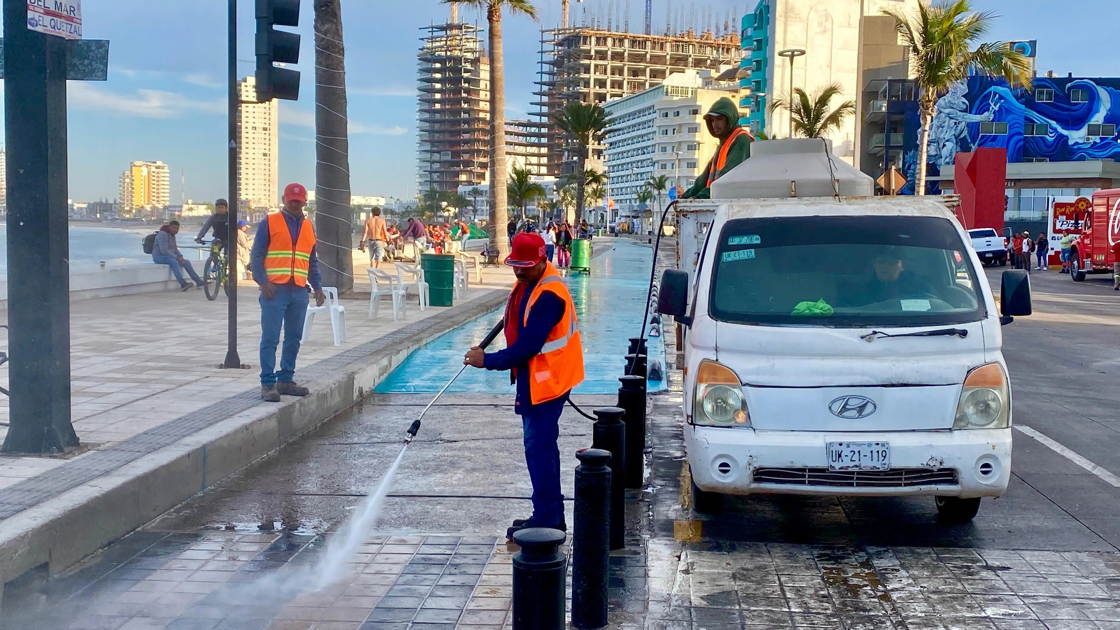 Personal del ayuntamiento limpian malecón de Mazatlán.