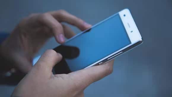 Una persona sostiene un celular