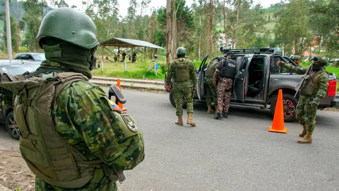 Soldados de Ecuador en vigilancia