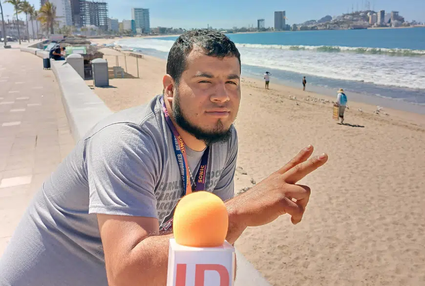 Turista en la playa de Mazatlán