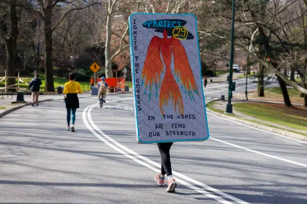Activista corre en Nueva York con un colchón para apoyar a víctimas de agresión sexual