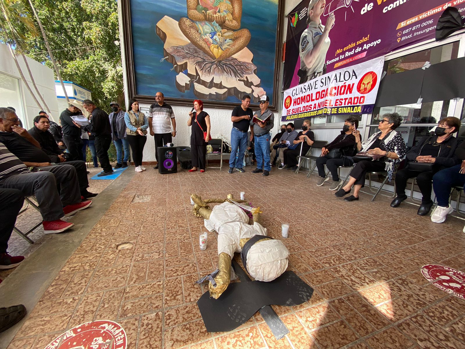 TIRAN PIÑATA EN AYUNTAMIENTO GUASAVE