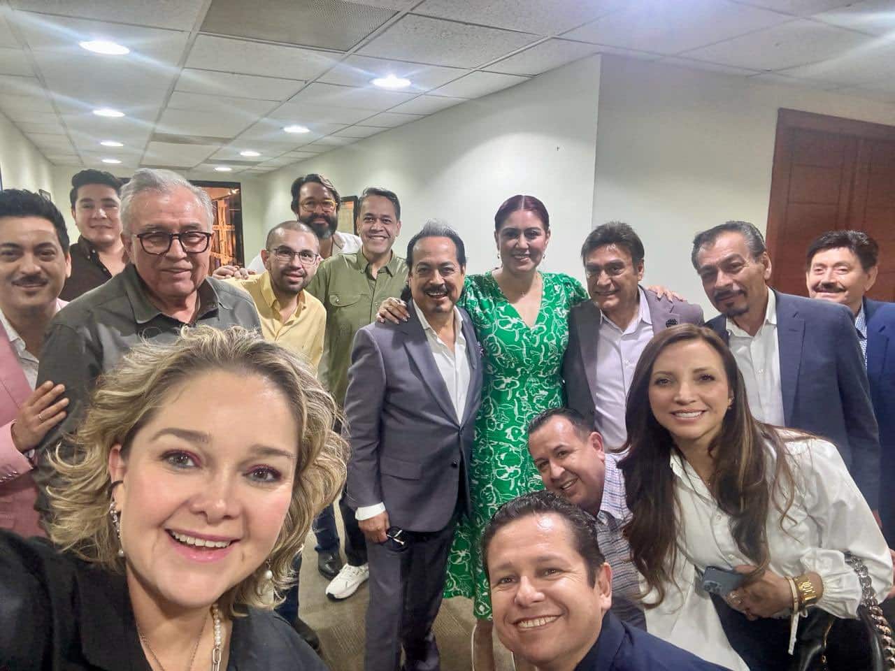 Los Tigres del Norte junto a Rubén Rocha Moya, Eneyda Rocha Ruiz, María Elizalde Ruelas, Enrique Díaz Vega, y otros miembros del gabinete