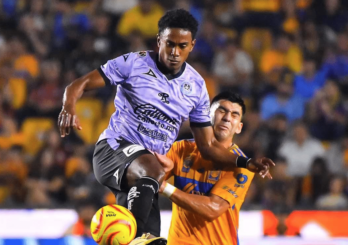 Jugadores de Mazatlán FC y Tigres