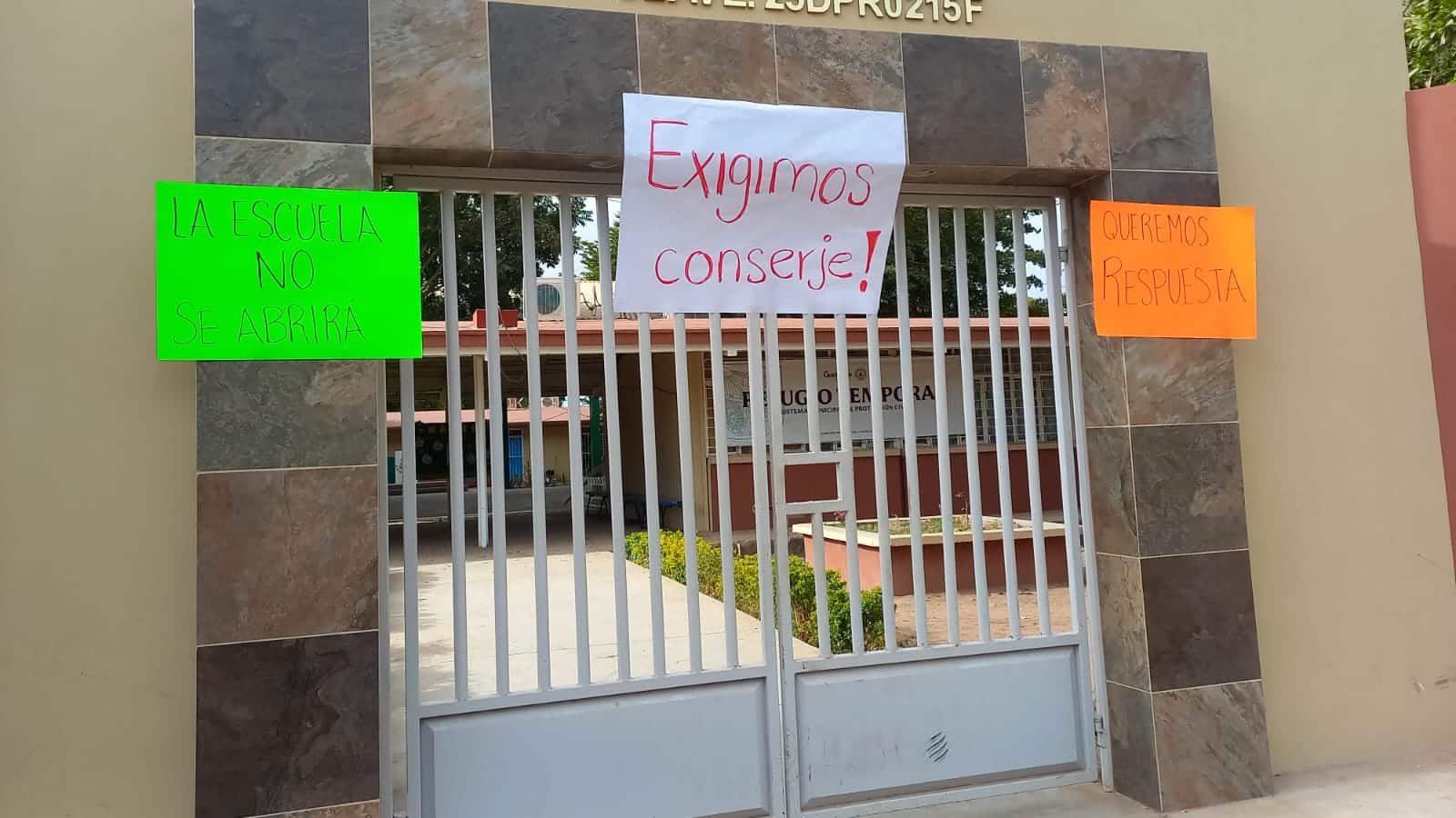 Padres de familia tomaron la escuela primaria en Portugués de Gálvez, Guasave.
