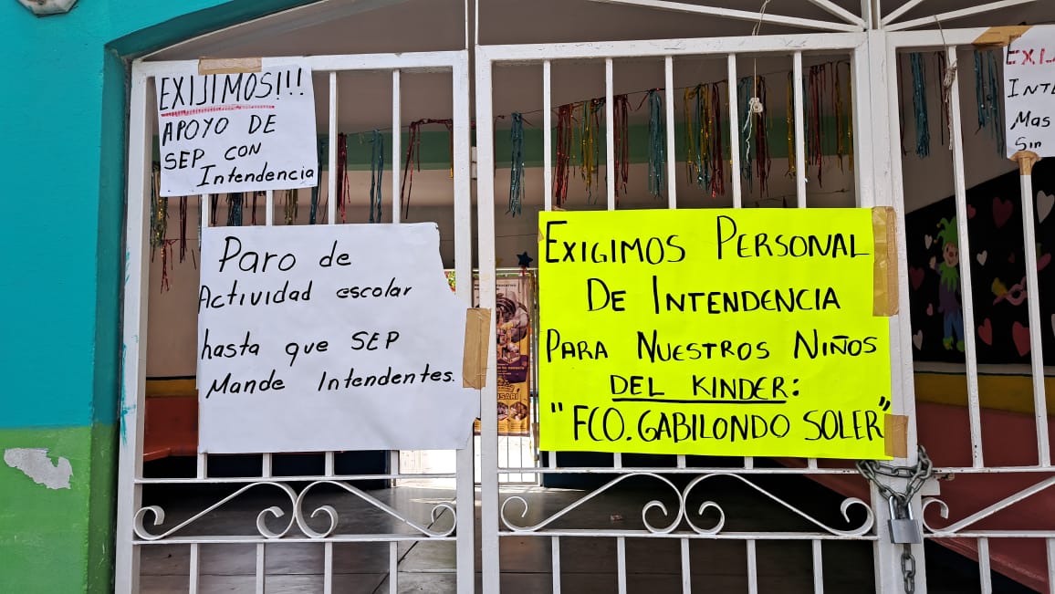 Cartulinas pegadas en la puerta de un kínder