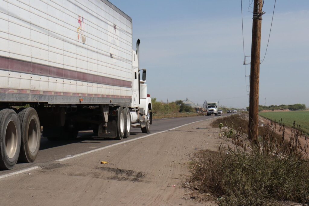 Tráiler circulando por la carretera del canal Lateral 18