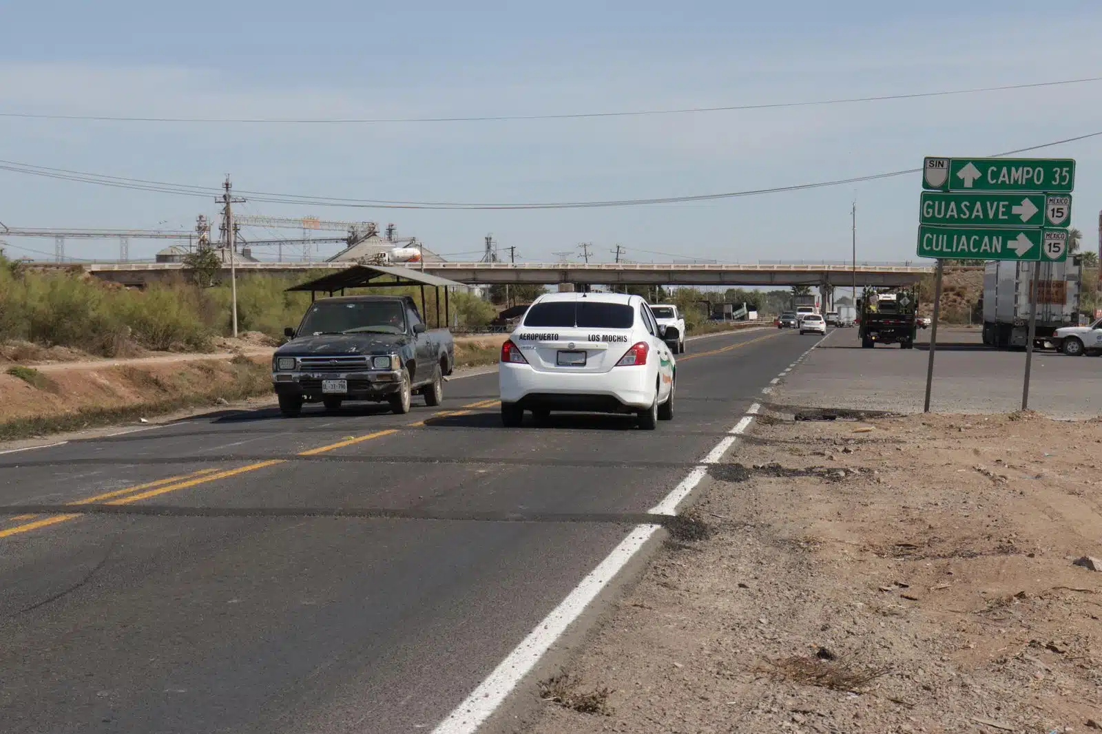 Automóviles circulando por la carretera del canal Lateral 18