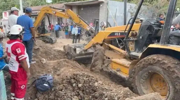 Al menos 2 trabajadores quedan bajo tierra en obra de Oaxaca