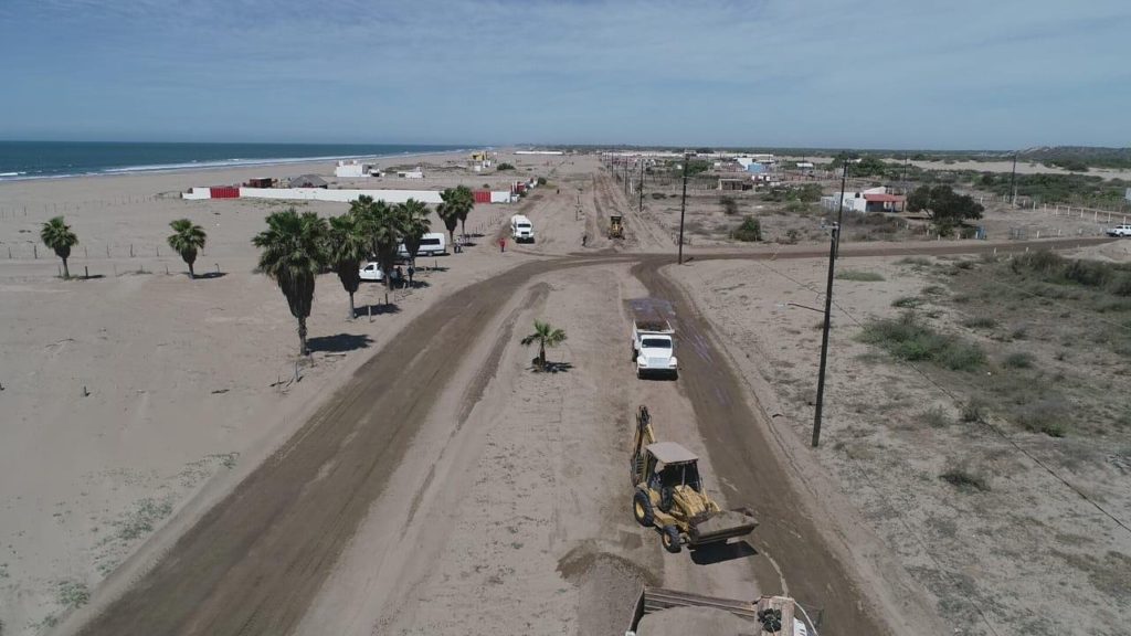 Con ayuda de maquinaria llevan a cabo los trabajos.