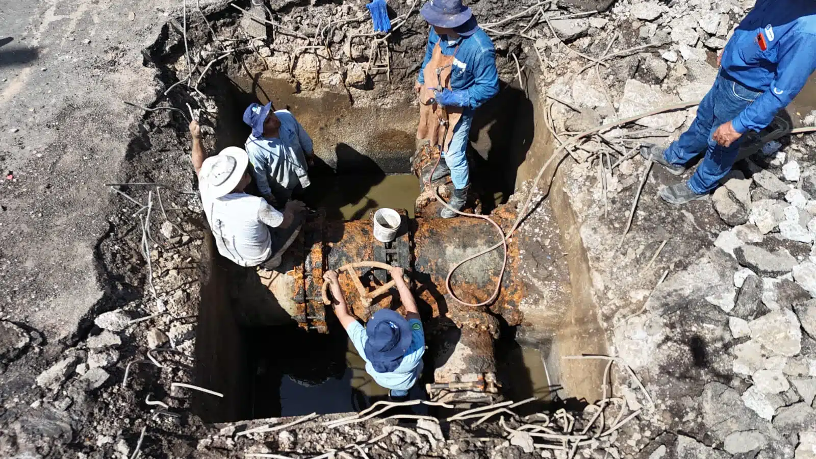 Hombres trabajando en la reparación de una válvula de agua