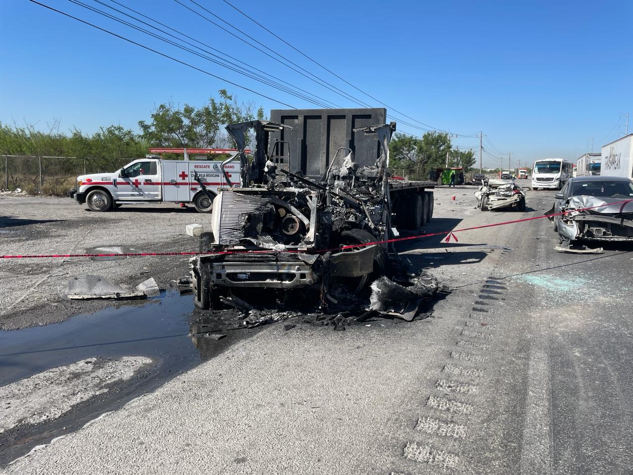 Tragedia en Nuevo León; tráiler embiste vehículo y deja un muerto y ocho heridos