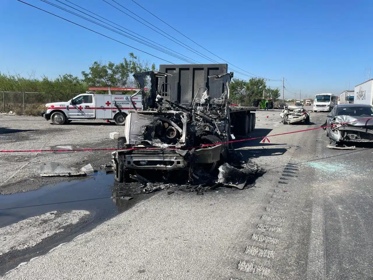 Tragedia en Nuevo León; tráiler embiste vehículo y deja un muerto y ocho heridos