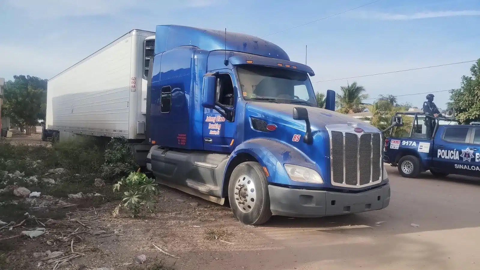 El tráiler fue localizado en la comunidad de Leopoldo Sánchez Celis.