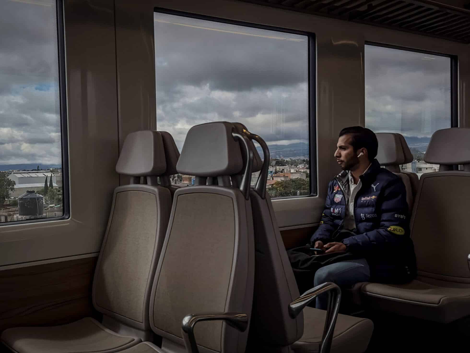 Persona viajando en tren
