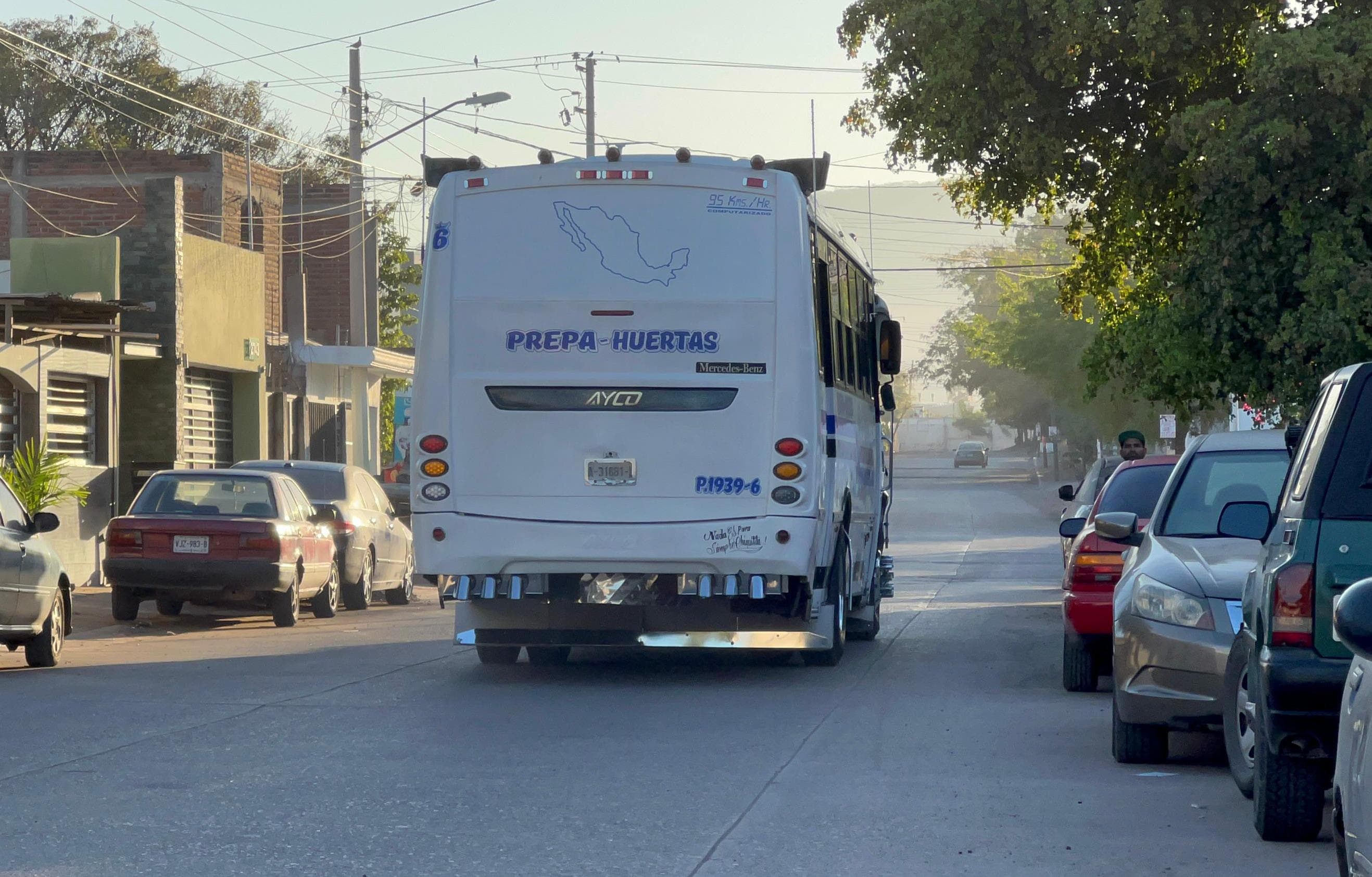 Camión urbano en calles de Culiacán