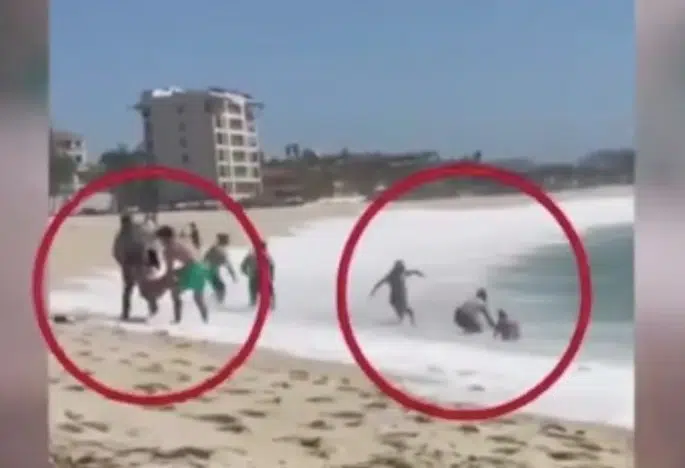 Fuertes olas arrastran a turistas en playas de BCS
