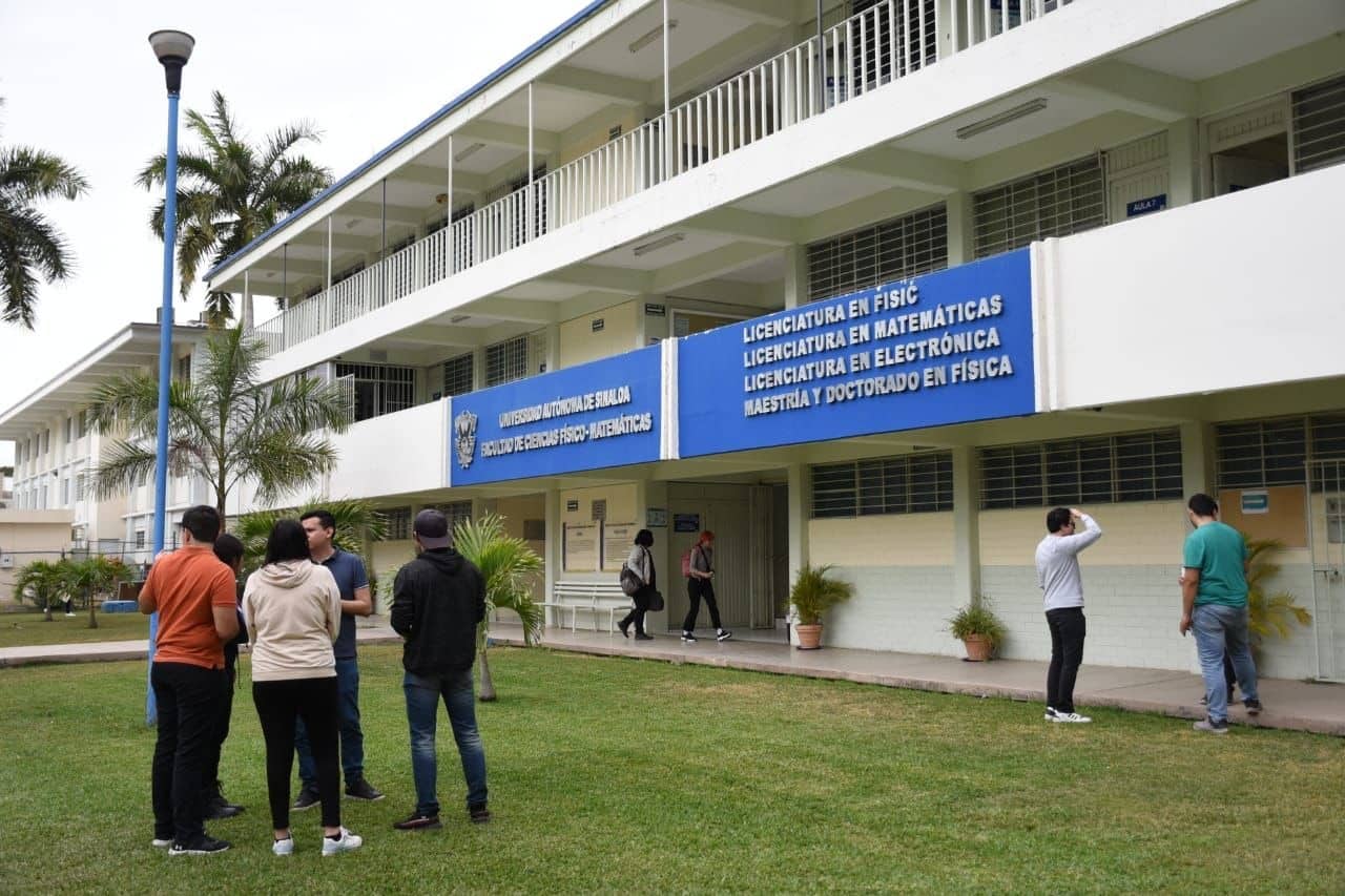 Alumnos en el patio de las instalaciones de la UAS