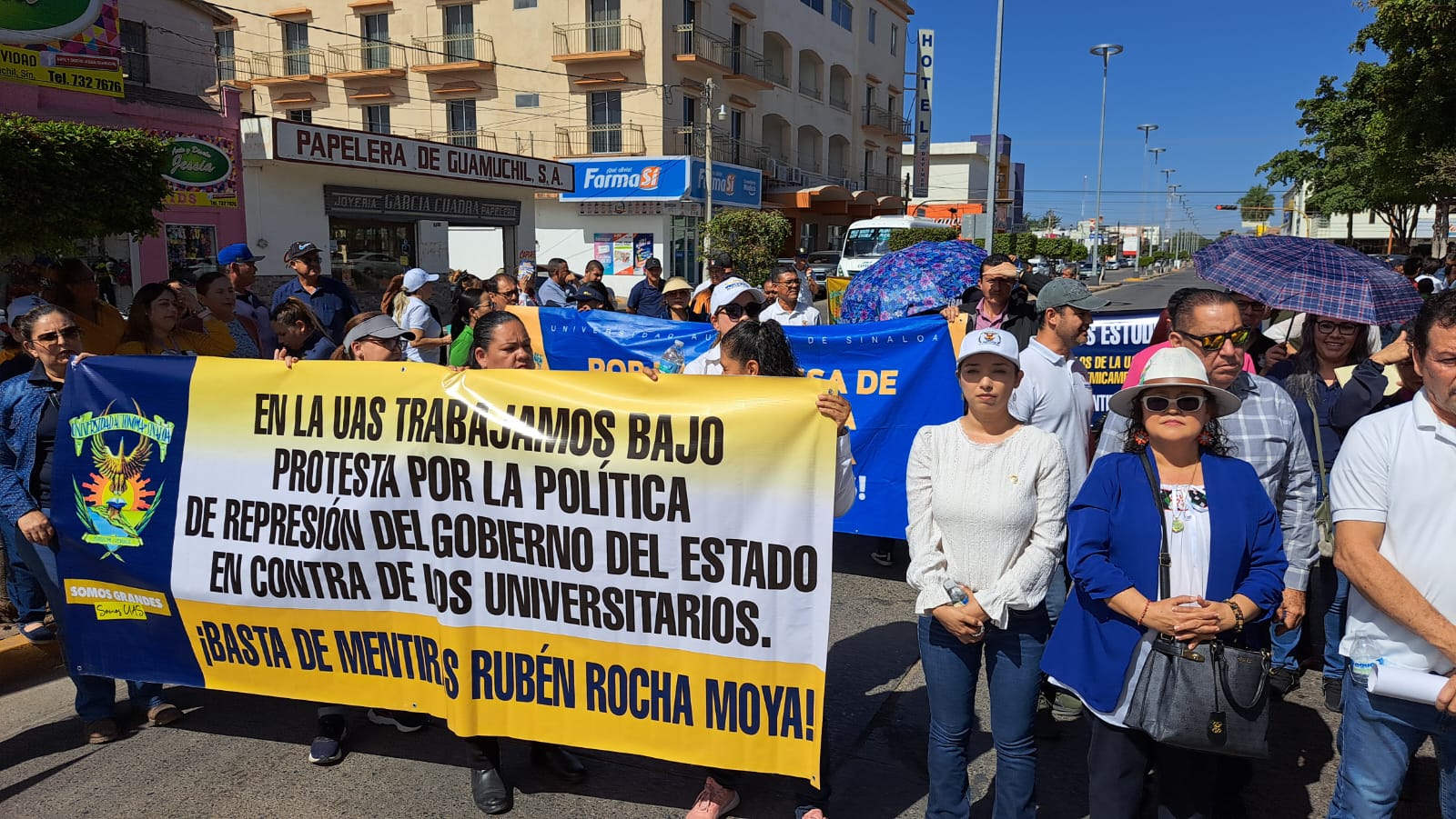 Personas reunidas manifestándose con mensajes en lonas