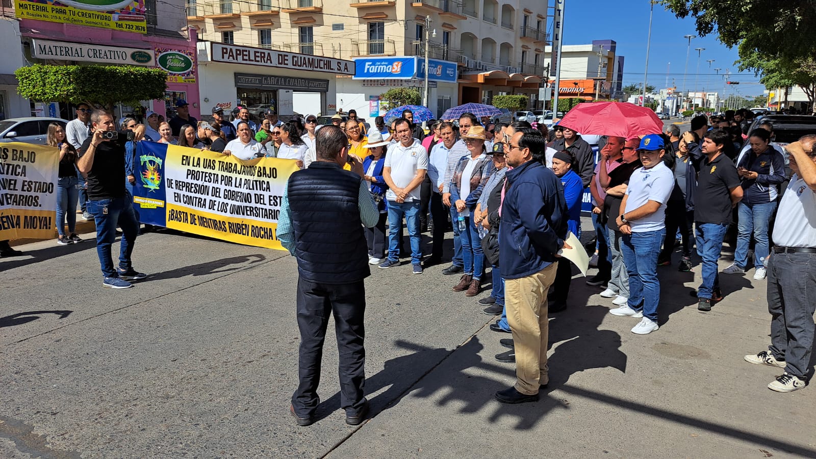 Personas reunidas manifestándose