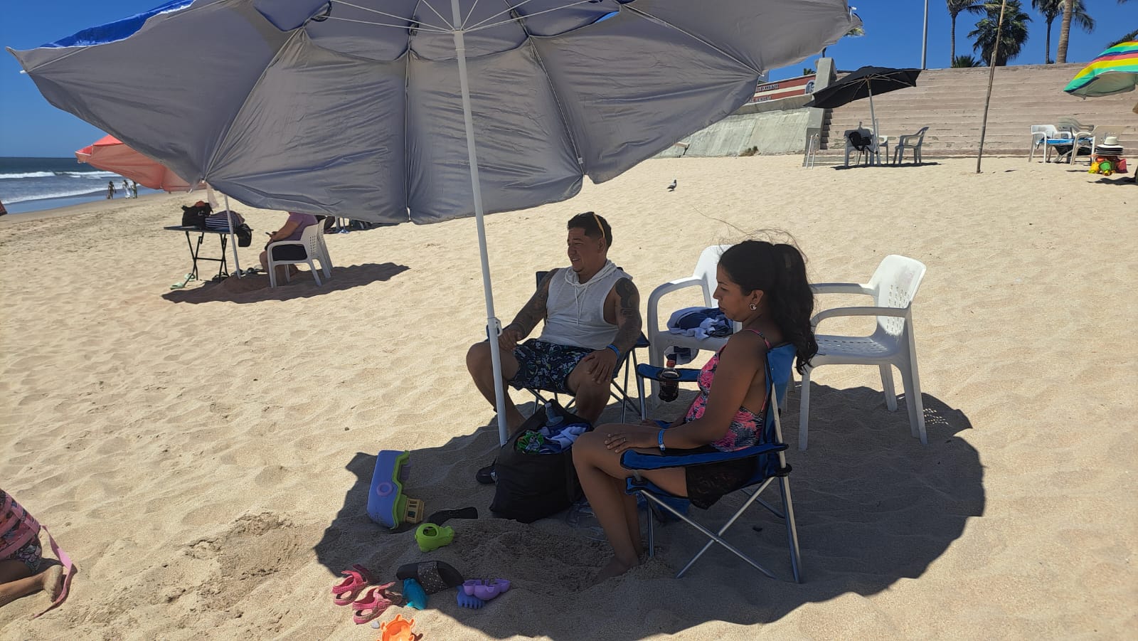 Jesús Aldape junto a su esposa en la playa de Mazatlán