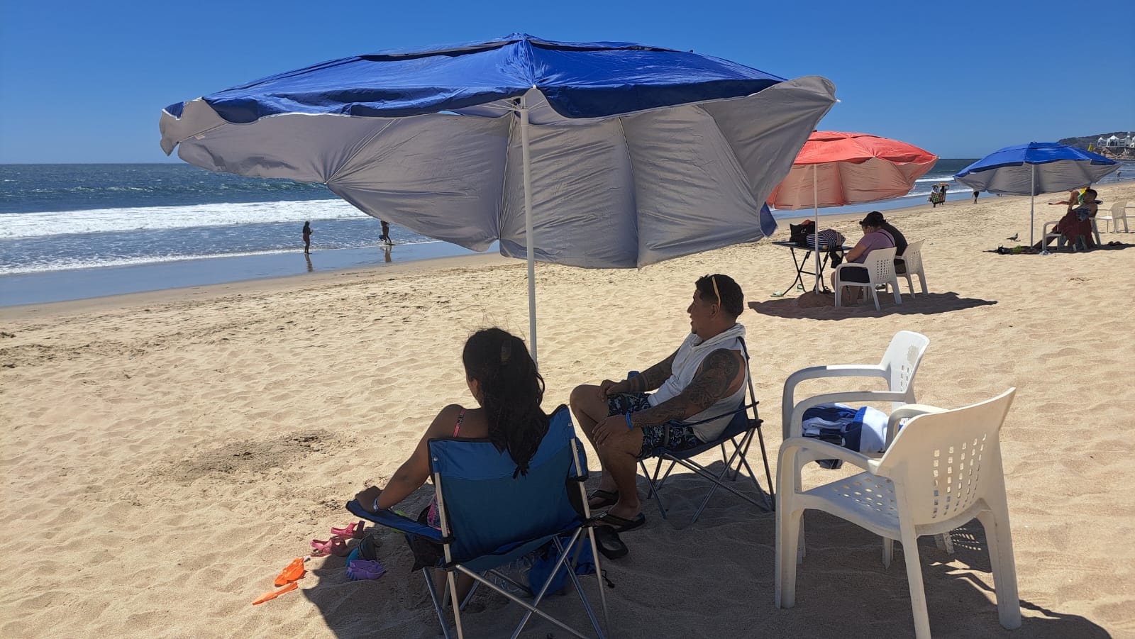Jesús Aldape junto a su esposa en la playa de Mazatlán