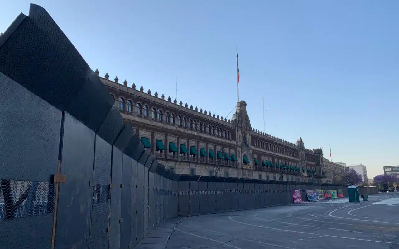 Vallas en Palacio Nacional