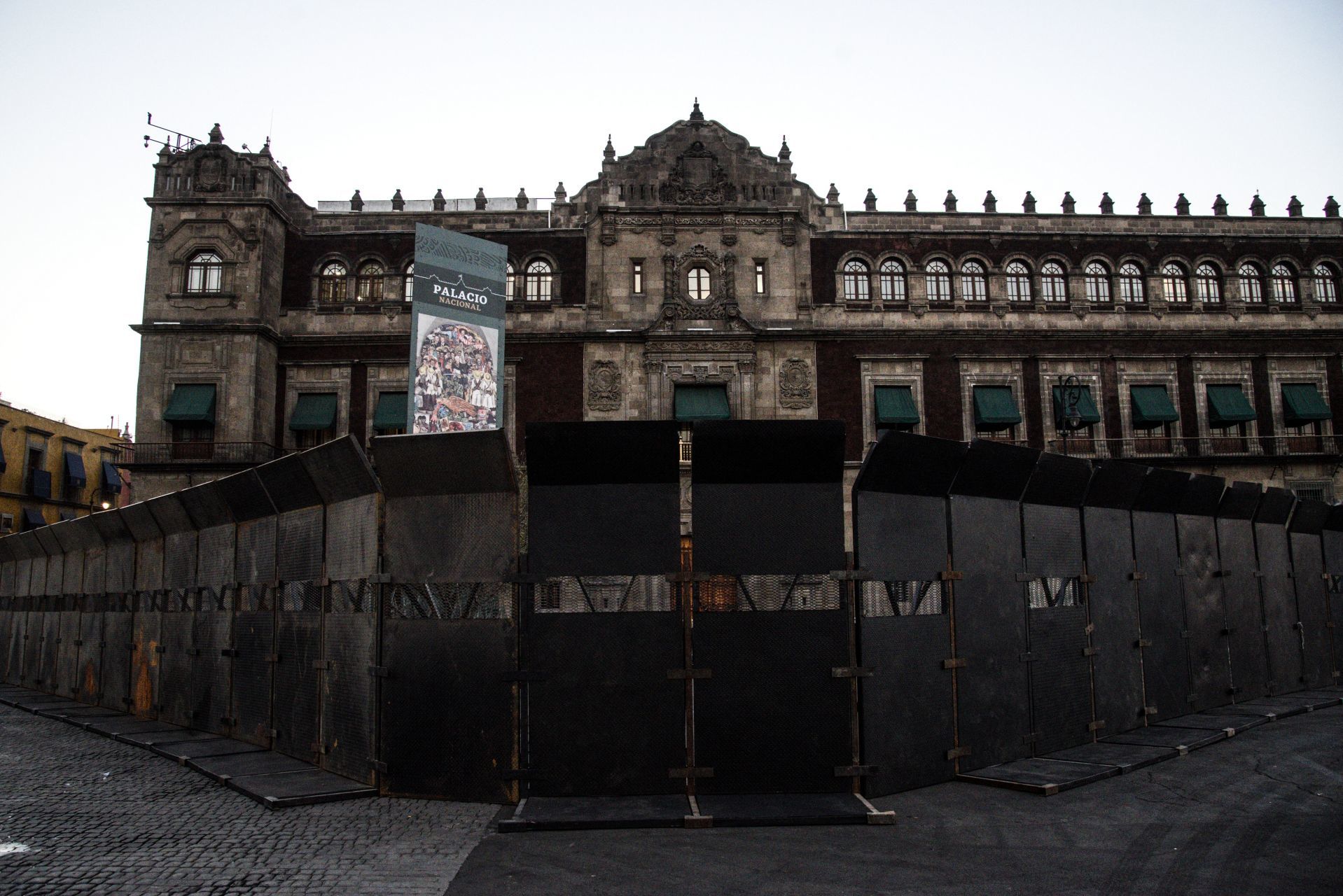 Palacio Nacional blindado con vallas