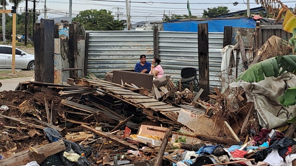 Vecinos en el lugar de la demolición de las casas de Invasión Bugambilias La Esperanza en Mazatlán