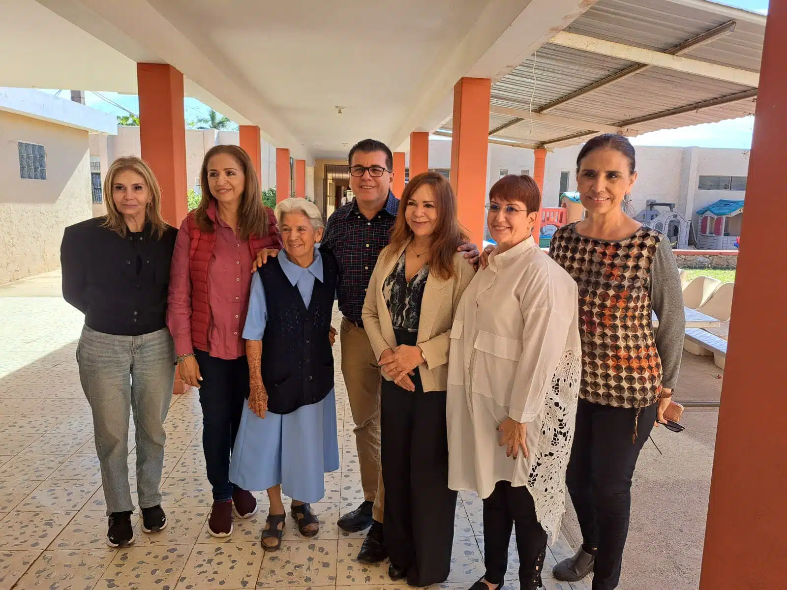 Velia Morales Moreno y las seis integrantes del patronato de este orfanato se reunieron con el alcalde Édgar González Zataráin.